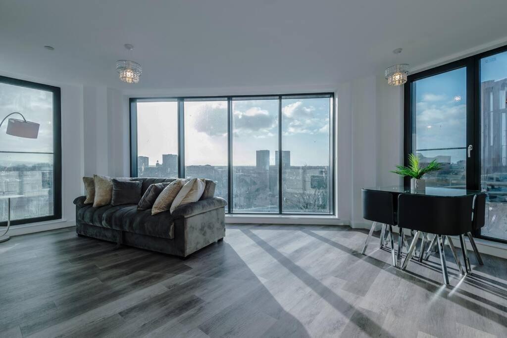 Stunning 2-bed Premium - Free Wi-fi Apartment *